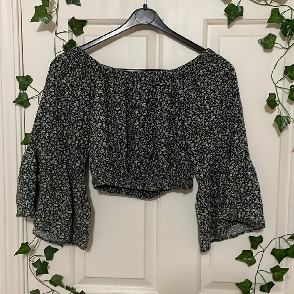 Open back puffy sleeved floral pattern crop top